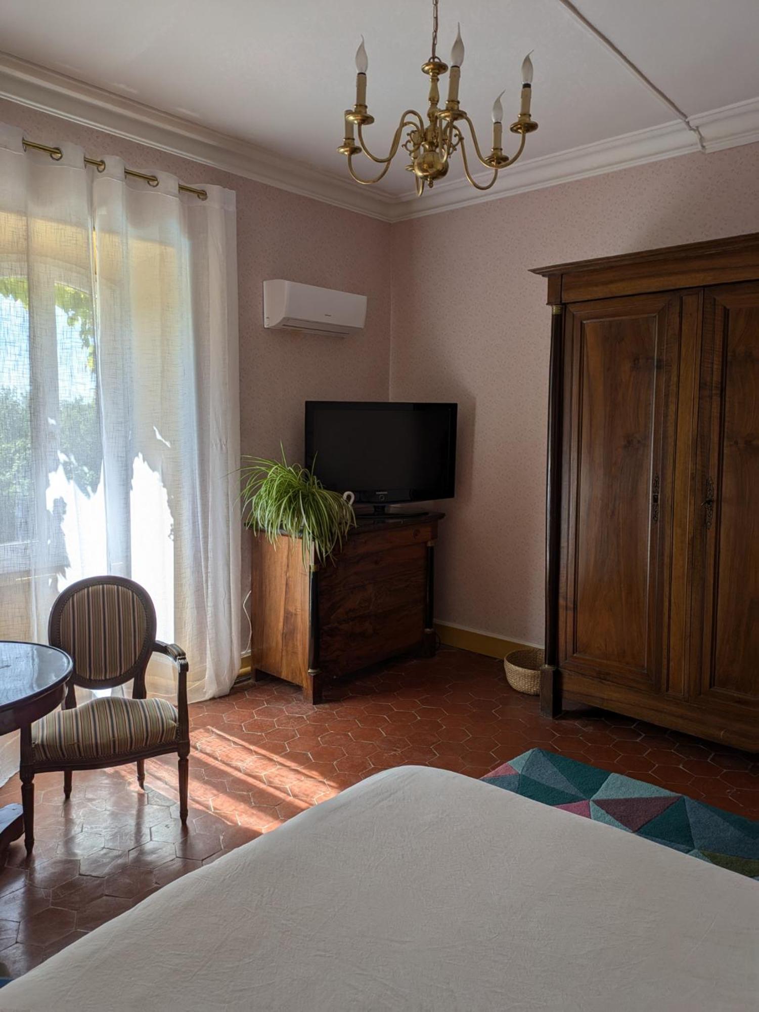 Le Domaine Du Soulier -Gite Et Chambres D'Hotes - La Maison Du Gardien Tornac 外观 照片